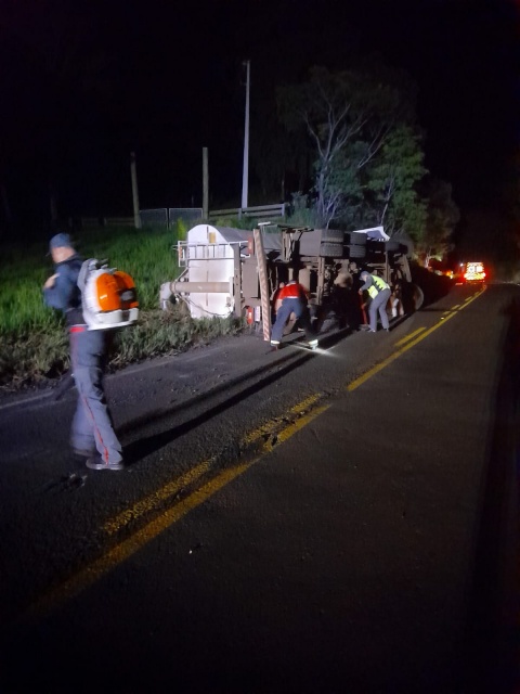 Tombamento De Caminh O Causa Les Es Em Duas Pessoas Em Anchieta R Dio