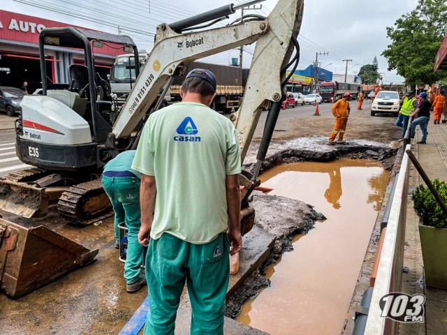 Rompimento de adutora afeta abastecimento de água em bairros de SMOeste