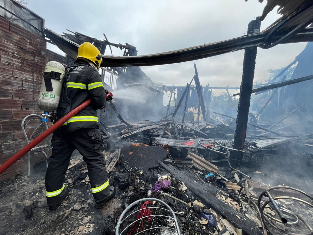 Casa pega fogo e fica destruída após criança brincar com vela no Oeste de  SC - Éder Luiz Notícias