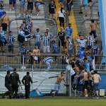 Grupo de torcedores invadiu o gramado da Arena, agrediu seguranças e fotógrafos e depredou a cabine do VAR (Foto: Lauro Alves / Agencia RBS)