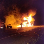 Os dois veículos foram destruídos pelas chamas. – Foto: Corpo de Bombeiros/Divulgação