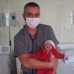 Pediatra Dr. Gilso Torna Pereira em visita de rotina com a criança rescem nascida (Foto:Nelcir DallAgnol/WH Comunicações)