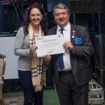 Governado Ivan Gilioli entrega Certificado pela Criação do Rotary Club de Cunha Porã. (Foto: Divulgação)