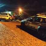 Policiais Militares realizaram uma operação e localizaram crack e maconha na residência. (Foto: Marcos Lewe / Rádio 103 FM)