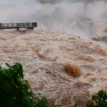 Cataratas do Iguaçu: vazão acima do normal interdita passarelas - Edi Emerson / Cataratas do Iguaçu S.A/