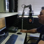 Vereador Claudemir Parmigiani no estúdio de gravações da Raio de Luz FM. Foto: Inácio Rohden