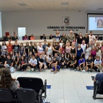 Janinha Trenhago é a indicada de Gilmar Baldissera - na foto com alunos e professores da Escola Guilherme Missen / Foto: Julio Tiezerini/Câmara de Vereadores