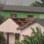 Casas foram destelhadas pela força do vento (Fotos: Divulgação)