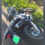 A moto emplacada em São Miguel do Oeste era conduzida por uma mulher de 26 anos. (Foto: Divulgação / Corpo de Bombeiros(
