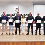 Cris Zanatta entregou cópia da homenagem a membros do Saer/Fron Coordenador Albert Silveira falou dos atendimentos realizados pelo serviço Fotos: Tiarajú Goldschmidt/Câmara de Vereadores