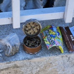 Maconha e materiais utilizados para consumo da droga foram localizados na casa do autor dos disparos. (Foto: Marcos Lewe / Rádio 103 FM)