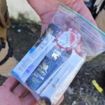 Na residência da vítima a PM encontrou frascos de anabolizantes e materiais utilizados para aplicação das substâncias. (Foto: Marcos Lewe / Rádio 103 FM)
