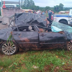 Carro ficou destruído após capotamento. – Foto: Polícia Militar Rodoviária/Divulgação/