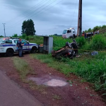 Carro ficou destruído após capotamento. – Foto: Polícia Militar Rodoviária/Divulgação/