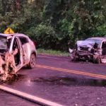 Na tarde desta quarta-feira (25), um uma colisão entre quatro carros deixou três mortos no dia de Natal. Além dos óbitos, outras três pessoas ficaram feridas em estado gravíssimo. A tragédia aconteceu no km 554,5 da BR-282, em Nova Itaberaba, no Oeste de Santa Catarina.  Leia mais Ônibus envolvido em acidente que matou 41 pessoas em MG foi trocado durante viagem Ônibus envolvido em acidente que matou 41 pessoas em MG foi trocado durante viagem Após colisão com outro veículo, carro com 3 crianças bate em muro de casa em SC Após colisão com outro veículo, carro com 3 crianças bate em muro de casa em SC Motorista em fuga causa acidente e tenta escapar a pé em Chapecó Motorista em fuga causa acidente e tenta escapar a pé em Chapecó Ônibus envolvido em acidente que matou 41 pessoas em MG foi trocado durante viagem Ônibus envolvido em acidente que matou 41 pessoas em MG foi trocado durante viagem Após colisão com outro veículo, carro com 3 crianças bate em muro de casa em SC Após colisão com outro veículo, carro com 3 crianças bate em muro de casa em SC Motorista em fuga causa acidente e tenta escapar a pé em Chapecó Motorista em fuga causa acidente e tenta escapar a pé em Chapecó Ônibus envolvido em acidente que matou 41 pessoas em MG foi trocado durante viagem Ônibus envolvido em acidente que matou 41 pessoas em MG foi trocado durante viagem Após colisão com outro veículo, carro com 3 crianças bate em muro de casa em SC Após colisão com outro veículo, carro com 3 crianças bate em muro de casa em SC Motorista em fuga causa acidente e tenta escapar a pé em Chapecó Motorista em fuga causa acidente e tenta escapar a pé em Chapecó Colisão deixou três mortos no dia de Natal em Nova Itaberaba - Foto: Jéssica Edel/ND Colisão deixou três mortos no dia de Natal em Nova Itaberaba – Foto: Jéssica Edel/ND Segundo as equipes da equipes da PRF (Polícia Rodoviária Federal) e do Corpo de Bombeiros que atenderam a ocorrência, os veículos com vítimas eram um Honda HR-V, que dirigia sentido Chapecó, e um Chery Tiggo, que trafegava sentido Maravilha.  De acordo com investigação preliminar, um dos veículos teria feito ultrapassagem indevida na via, vindo a colidir com o outro. Um homem e uma mulher, ocupantes do HR-V, morreram. No Tiggo, uma mulher morreu e outros três homens ficaram feridos.  Por conta da colisão, outros dois veículos que estavam indo em direção a Chapecó acabaram se acidentando no local, mas nenhum dos ocupantes se feriu.  O HR-V e o Tiggo ficaram completamente destruídos após a colisão - Foto: Vinicius Ranzan O HR-V e o Tiggo ficaram completamente destruídos após a colisão – Foto: Vinicius Ranzan/ND Feridos foram conduzidos ao hospital em estado crítico Após o acidente, equipes do Samu foram acionadas para prestar atendimento, mas o óbito das três pessoas foi constatado antes que o resgate fosse feito. Os outros três feridos foram conduzidos ao Hospital Regional do Oeste, em Chapecó, sendo que uma das vítimas estava em PCR (parada cardiorrespiratória) no local.   De acordo com o Samu, ao menos duas das vítimas foram entubadas em estado crítico e podem ter que passar por cirurgia.