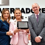 Vereadora Cris Zanatta e presidente Ravier Centenaro entregaram placa à presidente da Rede Feminina, Teresinha Barozzi/ Foto: Tiarajú Goldschmidt/Câmara de Vereadores