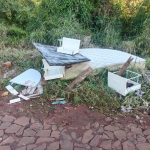 Lixo descartado inadequadamente na Avenida Marginal, no bairro Floresta. Foto: Celso Antônio Ledur