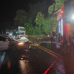 Acidente ocorreu na noite deste domingo (Fotos: Corpo de Bombeiros)