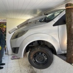 Carro ficou preso na varanda de residência (Fotos: Corpo de Bombeiros)