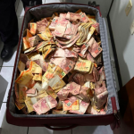 Mala com dinheiro foi apreendida (Foto: Polícia Civil)