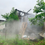 Estábulo ficou destruído por incêndio (Fotos: Corpo de Bombeiros)