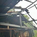 Estábulo ficou destruído por incêndio (Fotos: Corpo de Bombeiros)