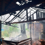 Estábulo ficou destruído por incêndio (Fotos: Corpo de Bombeiros)