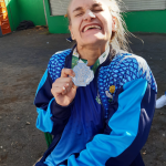Loreci Kreuz celebra sua medalha de prata. Foto: Divulgação/APAE de Maravilha