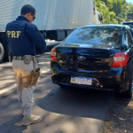 Carro abordado em Chapecó. Foto: Divulgação PRF