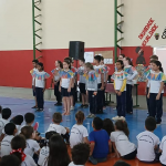 Como exemplo de uma das atividades realizadas na rede estadual de ensino, a imagem registra um momento de apresentações promovida com alunos da EEF Juscelino Kubitschek de Oliveira na última sexta-feira (14), onde todas as turmas realizaram exposições temáticas, destacando também a contribuição de personalidades negras na sociedade. O dia ainda contou com o almoço temático com o prato feijoada. Foto: Divulgação