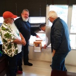 Padre Pedro mostra colônia de abelhas sem ferrão jataí (meliponicultura) instalada em seu gabinete na Alesc. FOTO: Adauri Antunes