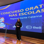 “Na minha idade sinto que muitas vezes não conseguimos nos expressar para o mundo sobre certos temas, mas é justamente isso que é desenvolvido através da oratória. Gostaria de agradecer a todos os meus amigos que me apoiaram, a minha querida turma de terceirão por todo acompanhamento em ensaios e aos companheiros da JCI por realizarem esse trabalho com os jovens. Irei dar ênfase a uma frase que uma querida professora me disse: A oratória é a arte de falar, sobre tudo para um público.”, destacou a estudante Nathalia Baggio, 18 anos, sobre sua participação na etapa estadual.  Foto: Divulgação/JCI Maravilha