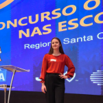 “Participar deste projeto fez com que se abrisse  um leque de oportunidades e novas ideias. Tive que me organizar com os conteúdos, os horários de ensaio, ouvir críticas construtivas, aprender a ter o controle das minhas emoções e autoconhecimento. Tudo isso traz um crescimento pessoal e uma preparação para o futuro. A conquista não foi só minha, foi de cada um que de alguma forma contribuiu para mim chegar até aqui. Agradeço a JCI Maravilha, que me oportunizou participar desse projeto; a escola C.E.V. Raymundo Veit e professores que não mediram esforços na preparação, principalmente a professora Loriley Fülber que me acompanhou desde o início; a minha família e amigos; e ao Município de Maravilha” agradece Larissa Roessler Schneider, xs anos, que agora se prepara para a etapa nacional do Concurso. Foto: Divulgação/JCI Maravilha