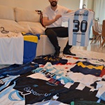 Rodrigo apresenta parte de sua coleção de camisas oficiais (Foto: Camilla Constantin/Líder)