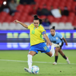 Classe de Rainha: Marta cobrou o pênalti com paradinha e tirou Sánchez da foto. Créditos: Lívia Villas Boas / CBF