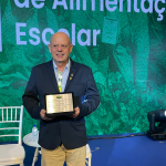 O integrante do CAE de Maravilha, Paulo Roberto Vinã, esteve no evento para receber a premiação. Foto: Divulgação