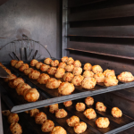 O pão de queijo será comercializado, e a equipe compartilha alguns segredinhos da receita. Foto: Daniela de Castro/Líder/WH Comunicações