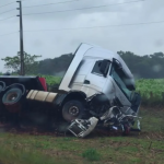 Colisão entre carreta e carro de passeio em Campos Novos (Foto: Divulgação, PRF)
