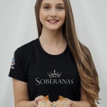 Fabiula Kirch Giacomelli, 18 anos  É natural de Maravilha, filha de Leandra Regina Kirch e Jucemar Giacomelli (em memória). Fabiula ressalta que o que a motivou a participar do concurso de escolha das Soberanas de Maravilha “foi o desejo de representar a minha cidade, valorizar sua cultura, além de viver novas experiências e aprender coisas novas”. Nas horas de lazer Fabiula gosta de ir à academia, assistir filmes, conhecer novos lugares e estar com minha família e amigos.