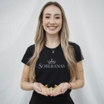 Eduarda Cristina Ely, 18 anos  É natural de Maravilha, filha de Alessandra Ely e Dalmo Ladir Ely. Eduarda destaca que o que a motivou a participar do concurso de escolha das Soberanas de Maravilha é que “desde quando tive o primeiro contato com o concurso fiquei com o sentimento de que poderia ir mais longe, sinto que isso faz parte de mim e se tornou um objetivo”. Nas horas de lazer Eduarda gosta de passar com a família, praticar esportes e descansar em casa.