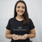 Bruna Pereira Ebertz, 20 anos  É natural de Maravilha, filha de Marinês da Luz Pereira e Jorge Ebertz. Bruna frisa que o que a motivou a participar do concurso de escolha das Soberanas de Maravilha “Foi ver o quão valioso é estar em comunidade, a participar, o significado de continuar as tradições da cultura e o desenvolvimento pessoal que é excepcional”. Nas horas de lazer Bruna gosta de escrever, desenhar e colorir, além de passar com a família, caminhar, se exercitar, ler e praticar autocuidado.