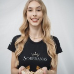 Bianca Letícia Pertussatti, 18 anos  Natural de Capanema, Bianca reside em Maravilha há 12 anos. Filha de Dionize Lenir Bendlin e Leandro Pertussatti, Bianca destaca que o que a motivou a participar do concurso de escolha das Soberanas de Maravilha “é o amor e o orgulho por ser maravilhense. Quero representar nossa cidade e nossa cultura”. Nas horas de lazer Bianca gosta de passar um tempo com a família, ficar em casa assistindo filmes e sair com os amigos.