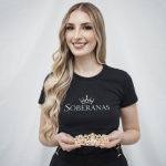 Rebeca Giovanna Zanella Lüdke, 24 anos  Natural de Chapecó, Rebeca reside em Maravilha há dois anos. Filha de Greisi Andreia Bruch Wirtti e Adriano Zanella, Rebeca destaca que o que a motivou a participar do concurso de escolha das Soberanas de Maravilha foi que “desde criança sempre admirei as soberanas e sonhava um dia representar meu município. Participar deste concurso é a realização de um sonho e uma oportunidade de representar nossa cidade com carinho, dedicação e orgulho”. Nas horas de lazer rebeca gosta de cozinhar, passar com a família e aprender coisas novas, pois acredita que cada experiência traz crescimento.
