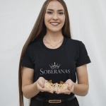 Kauane Kelyn Wollmann, 21 anos  Natural de Campo Erê, Kauane reside em Maravilha há 10 anos. Filha de Maria Odete Knak Dias e Leomar Wolmann, Kauane frisa que o que a motivou a participar do concurso de escolha das Soberanas de Maravilha foi que “representar vai além de uma faixa ou coroa, é inspirar pessoas, valorizar a cultura e deixar uma contribuição positiva”. Nas horas de lazer Kauane gosta de fazer trilhas, caminhar ao ar livre e tirar fotos.