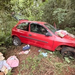 Carro por muito pouco não caiu em um rio / Foto: Marcos de Lima / WH Comunicações