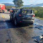 Como ficou um dos veículos (Foto: CBMSC, Divulgação)  