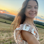 Nome completo: Emilli Cailanni Tossatti.  Idade: 17 anos  Um pensamento sobre a cultura: "A cultura atravessa fronteiras, e sob todas as formas de arte e amor, essa com certeza é a mais linda de moldar o mundo".