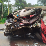 Motorista do caminhão morreu preso nas ferragens (Fotos: Corpo de Bombeiros)