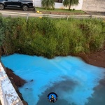 Nas redes sociais, circulam imagens do Rio Iracema com a coloração azulada próximo a uma saída de tubulação. Foto: Reprodução/Redes Sociais Maravilha Sem Fim
