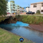 Nas redes sociais, circulam imagens do Rio Iracema com a coloração azulada próximo a uma saída de tubulação. Foto: Reprodução/Redes Sociais Maravilha Sem Fim